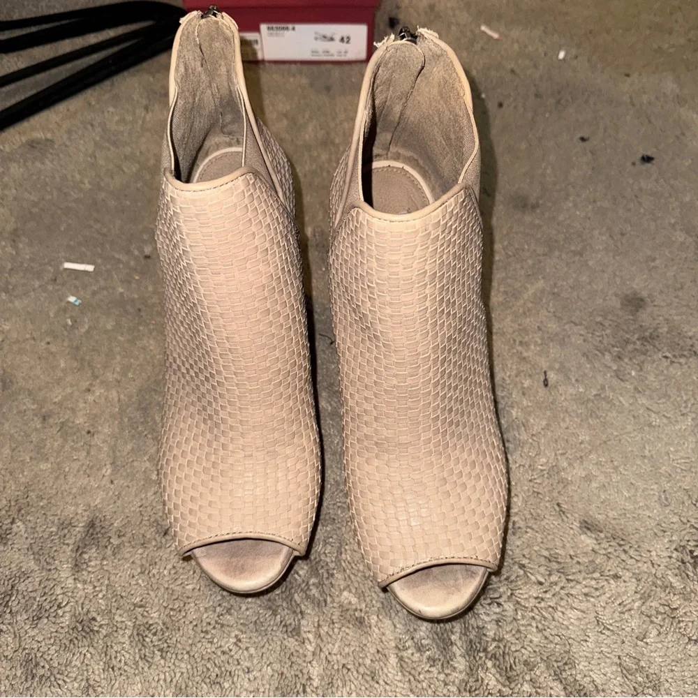 UGG‎ Textured Tan Wedge Booties